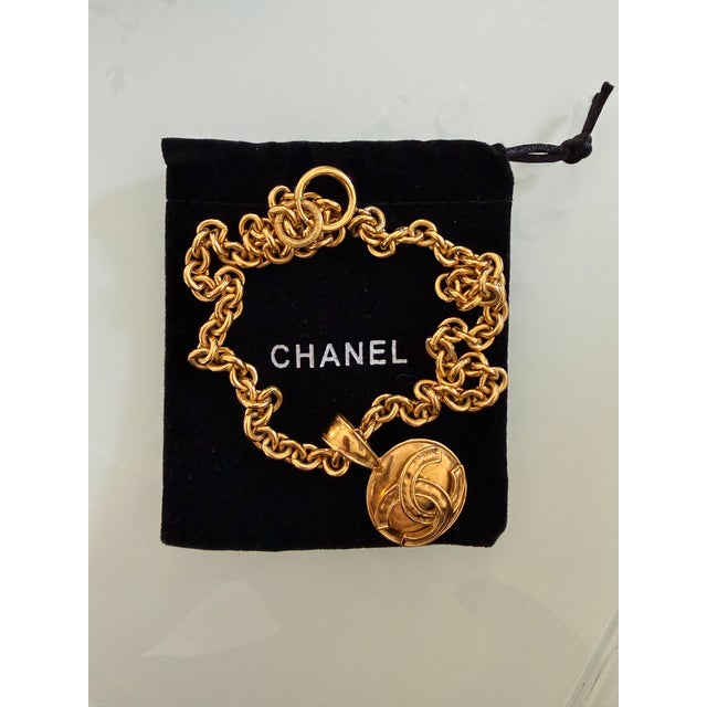 Metal Chanel 1994 Spring Collection CC Logo Medallion Necklace in Gold Plate For Sale - Image 7 of 18