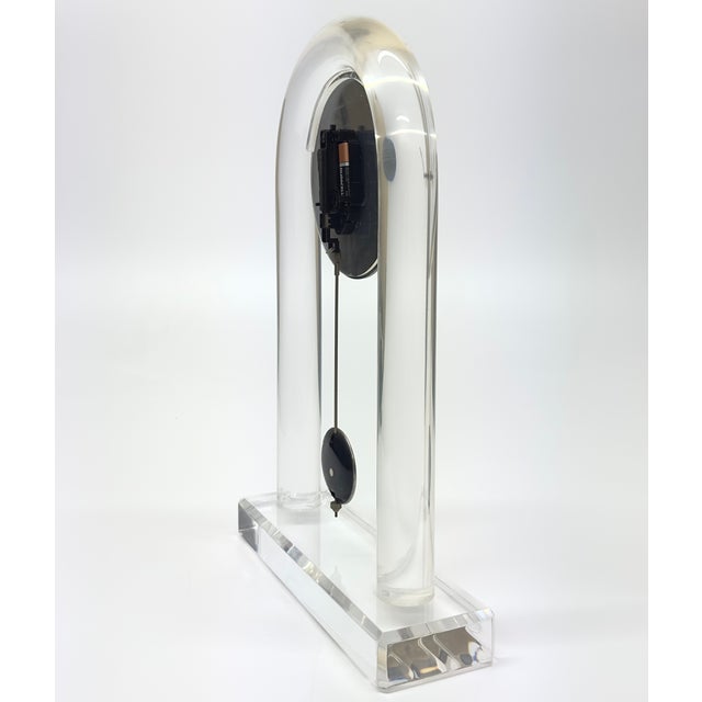 Relocation Super Sale! 1970s Arched Lucite and Mirror Mantel Clock - Tested & Working For Sale - Image 4 of 8