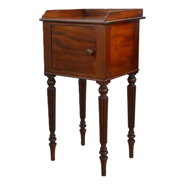 William VI Mahogany Nightstand in the style of Gillows, England, 1830s For Sale