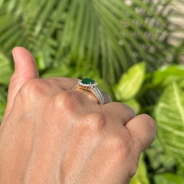 1.24ct Round Emerald Vintage Diamond Cocktail Ring in 14k Yellow Gold Size 9 For Sale In New York - Image 6 of 15