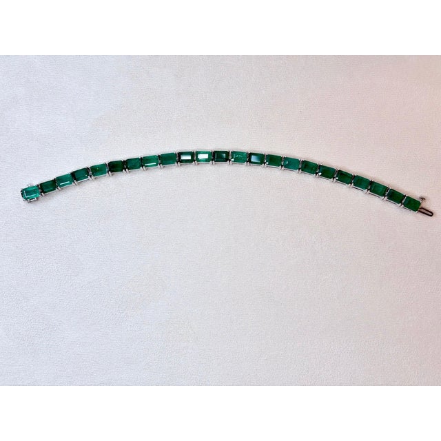 24 Carat Natural Emerald Tennis Bracelet, 14 Karat White Gold, 21.6gm, 7 Inch For Sale In New York - Image 6 of 8