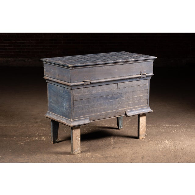 19th Century Painted Pine Blanket Chest in Blue For Sale In Chicago - Image 6 of 11