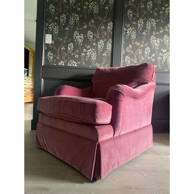 Gorgeous vintage pink velvet Ethan Allen English roll arm chair. Fabric is in excellent condition. There is a single dark...