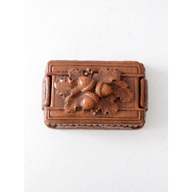 This vintage Syroco-style decorative box features a faux bois composite construction with raised acorns and oak leaves...