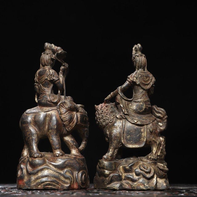 Asian Pair of Antique Gilt Bronze Bodhisattva Statues on Lion and Elephant Mounts, 0.9kg Each For Sale - Image 3 of 9