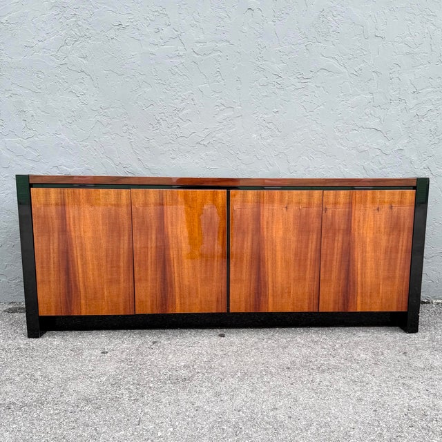 This striking Henredon “Elan” credenza exemplifies the bold sophistication of late 20th-century luxury design. Crafted...