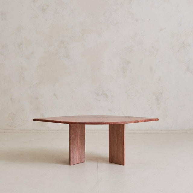 An Italian coffee table from the 1970s that lets material and silhouette speak in quiet harmony. Cut from richly veined...