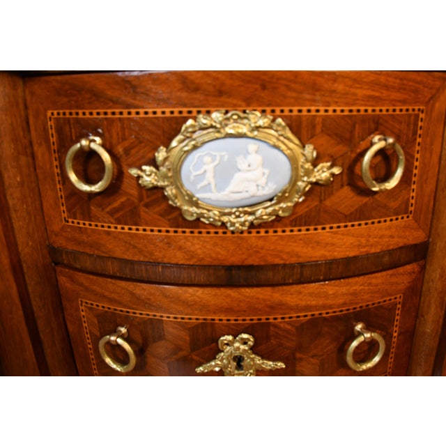 1890s Antique French Louis XV Walnut Marble Top Pair Nightstands Bedside Tables For Sale - Image 6 of 18