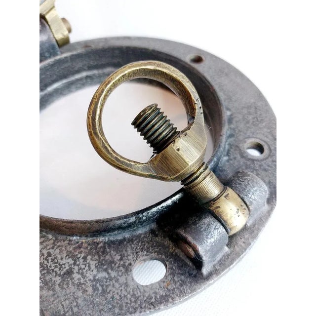 A beautyfull piece of an old ship. A Porthole made out steel and bronze. There aint no glass in de porthole.