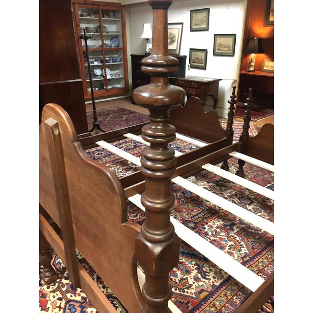American Pair American Sheraton Mahogany Twin Beds With Fancy Scalloping & Turned Posts For Sale - Image 3 of 11