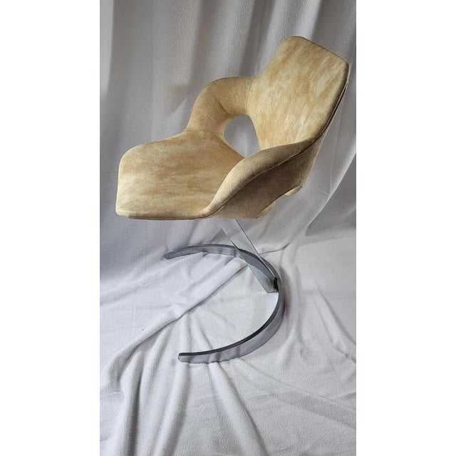 The set designed by Boris Tabacoff in the 1970s is a perfect example of the fusion between elegance and modernity....