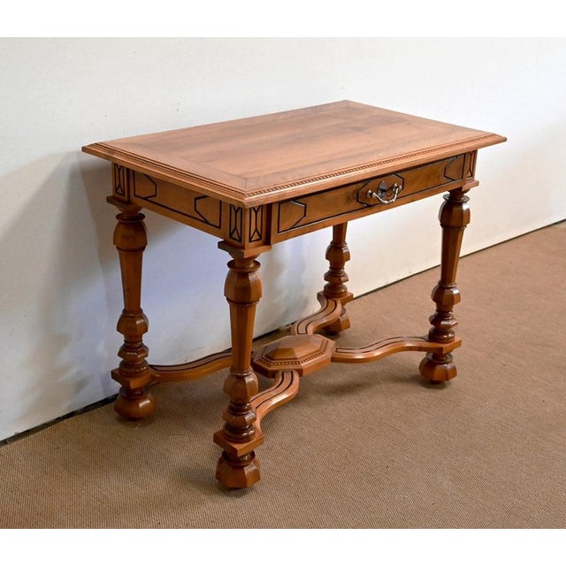 This solid walnut table offers a tab cutting top composed of a single board in its center. Its periphery is molded and...