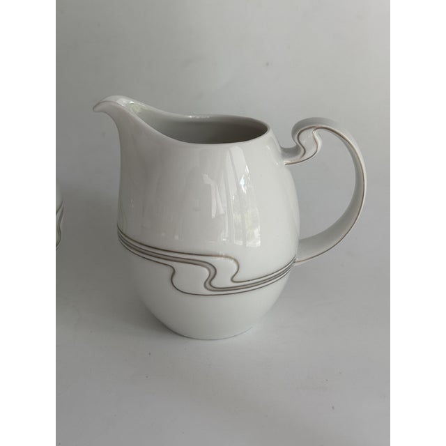 Rosenthal White and Gilt Asimmetria Milk Jug and Sugar Bowl by Bjørn Wiinblad for Rosenthal Studio Linie, Germany, 1988, Set of 2 For Sale - Image 4 of 8
