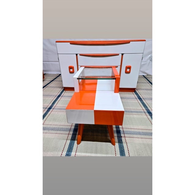 Mid-Century Modern l'Orange Et Blanc Color Blocked Scheme 1953 MCM End Table For Sale - Image 3 of 15