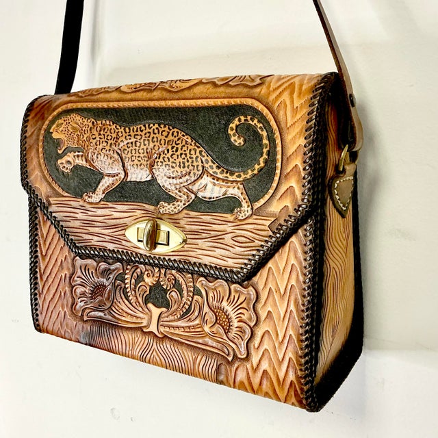 1970s Vintage Southwestern Boho Chic Hollywood Regency Leopard Tooled Leather Shoulder Handbag For Sale - Image 4 of 14