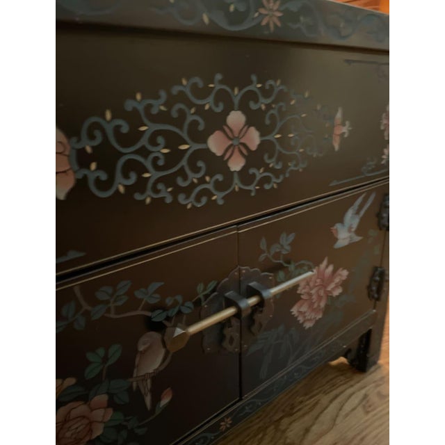 This stunning Chinese lacquered coffee table is a masterwork of traditional Asian decorative arts, featuring elaborate...