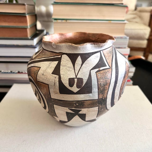 Vintage Acoma New Mexico Hand-Painted Geometric Pottery Vase, 6.5" For Sale - Image 4 of 10