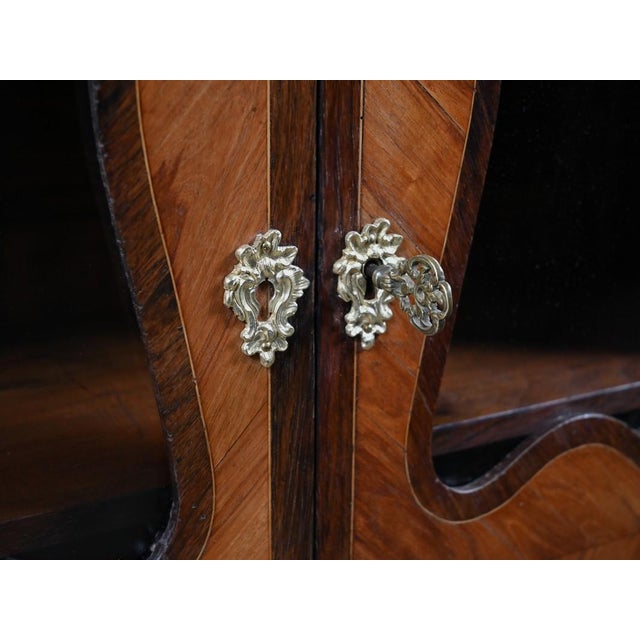 Brown Louis XV-Louis XVI Transition Display Cabinet in Marquetry of Precious Woods, Early 19th Century For Sale - Image 8 of 18