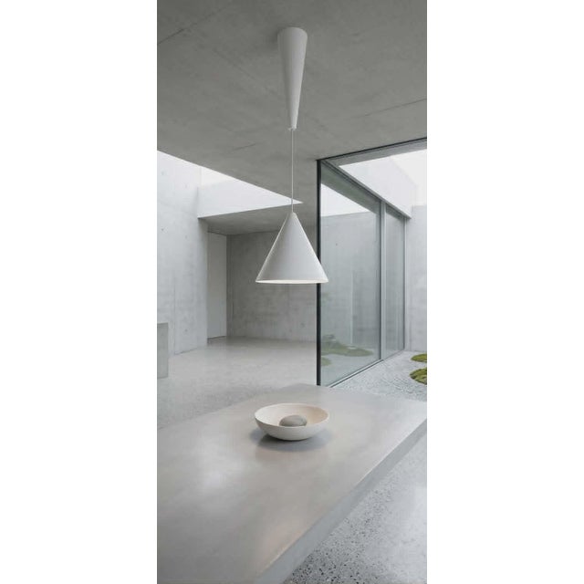 The elegant Diabolo pendant light, produced by Flos, is an iconic creation by the Italian designer Achille Castiglioni, a...