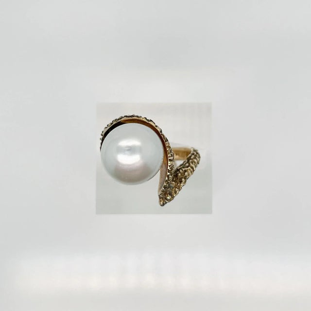 Vintage Brutalist Textured 14 Karat Yellow Gold & Baroque Pearl Cocktail Ring Size 4.5 For Sale - Image 9 of 12