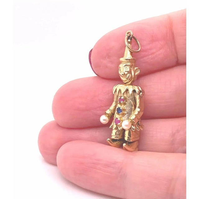 This is an impressive vintage piece, it is crafted from solid 14k yellow gold with a polished finish and feature a full...