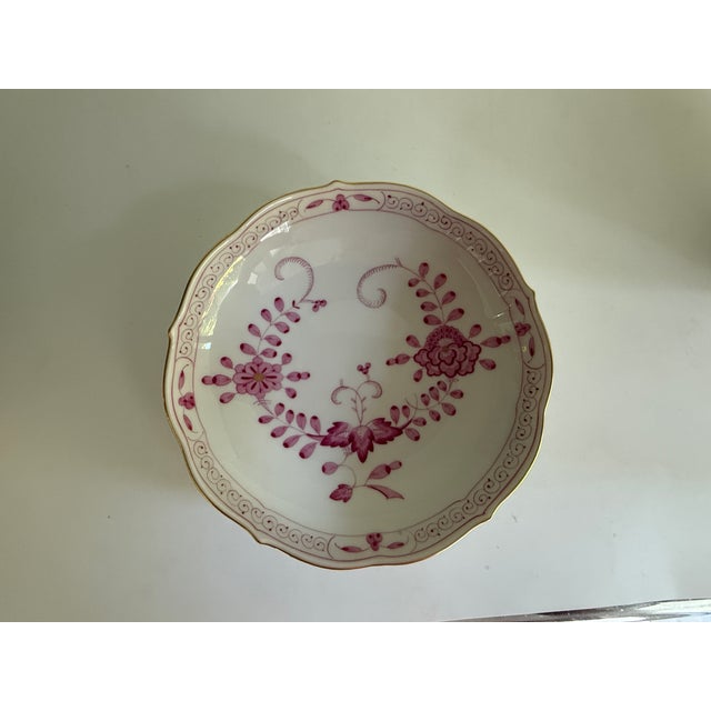 Ceramic Neuer Auschnitt Coffee Cup and Saucer with Purple Indian Painting and Gilt Rim from Meissen, 1990s, Set of 2 For Sale - Image 7 of 9