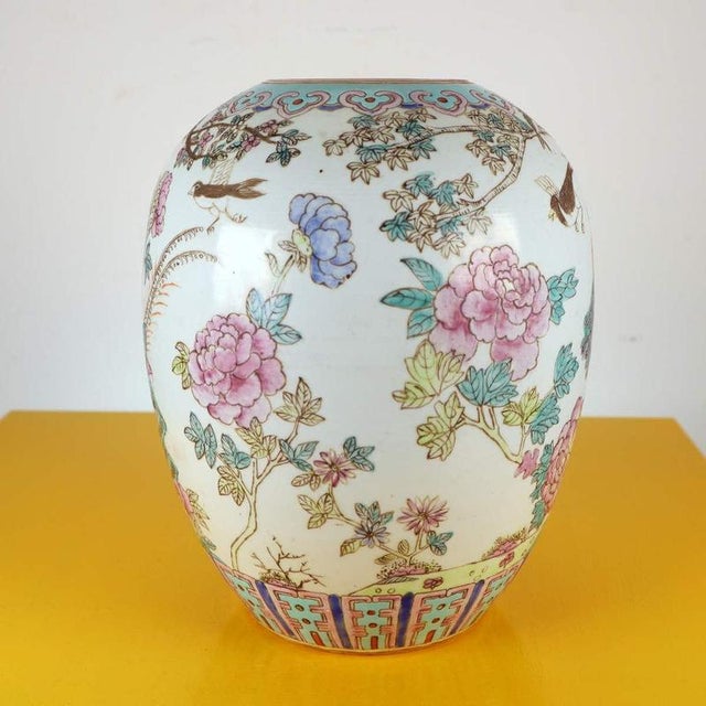 White Chinese Vase in Decorated Porcelain For Sale - Image 8 of 17