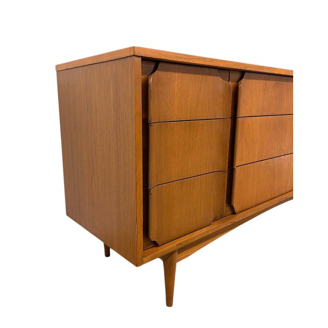 1970s Mid-Century Modern Matching Dresser Set With Sculpted Drawer Fronts-Highboy & 9-Drawer Low Dresser For Sale In Seattle - Image 6 of 10