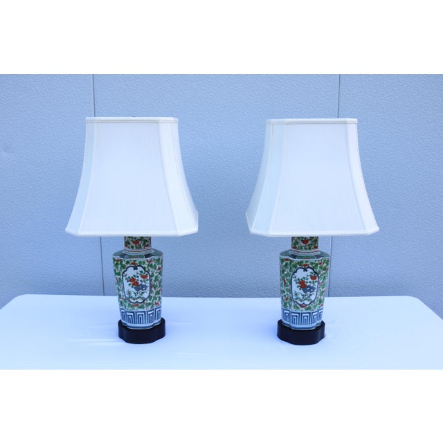 1950s Chinese Floral Porcelain Table Lamps 19th-Century Famille Verte Style, a Pair For Sale - Image 4 of 18