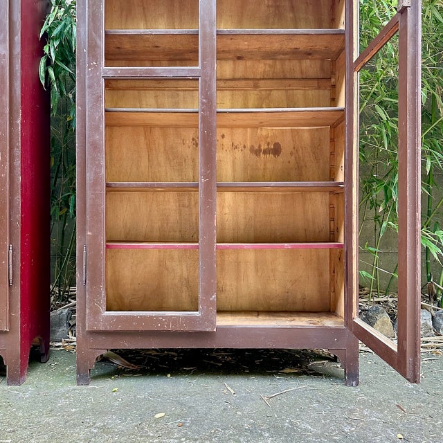 Italian Brown and Burgundy Lacquered Display Cabinets, 1890s, Set of 2 For Sale - Image 6 of 12