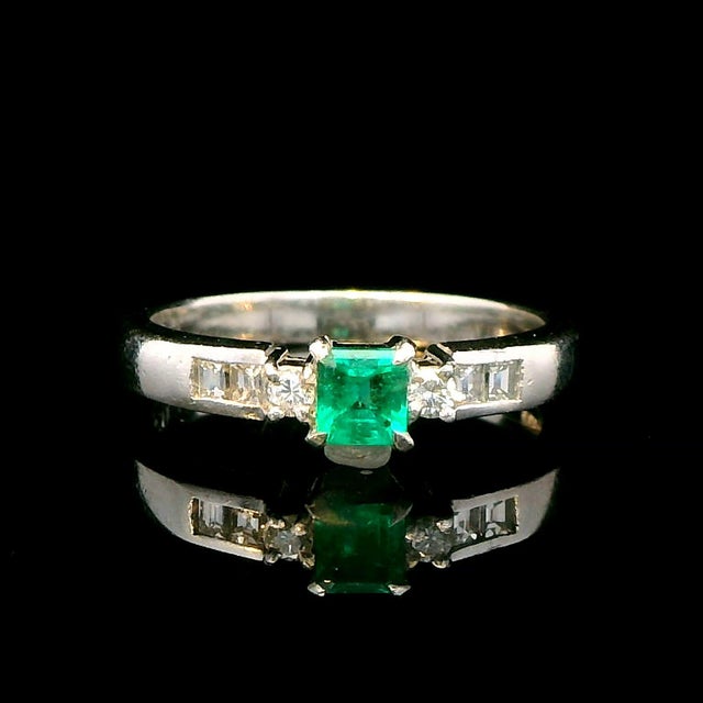 Metal Vintage Natural Colombian 0.21 Carats Emerald and Diamond Platinum Ring, Size 6 For Sale - Image 7 of 8
