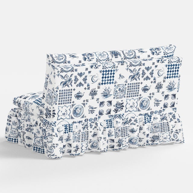 Capra Ruffle Settee in Delft Print For Sale In Chicago - Image 6 of 7