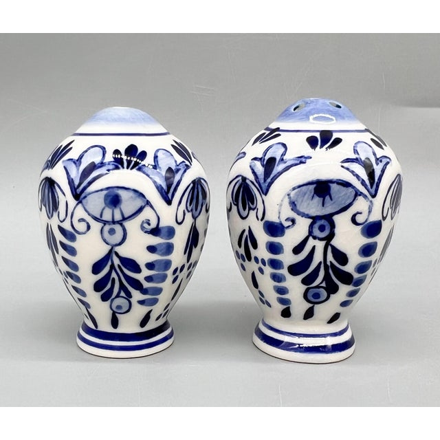 AK Dutch Delftware Vintage Blue & White Delft-Style Ceramic Salt & Pepper Shakers – Dutch Country / Traditional For Sale - Image 4 of 8