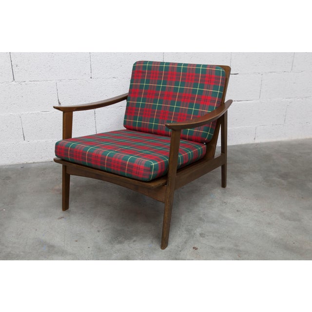 Scandinavian teak armchair from the 1960s. It is sturdy and can be disassembled. Assembly requires a flathead screwdriver...