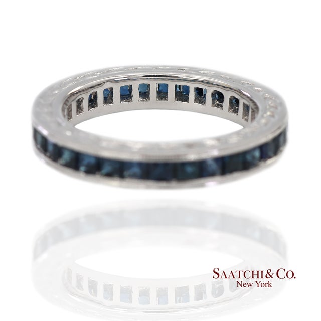Contemporary 14k (585) White Gold All Around Natural Sapphire Engraving Band Ring, Size 6 For Sale - Image 3 of 11