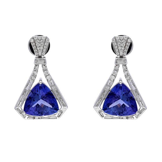 Metal Natural Tanzanite Earring With Diamond in 18k Gold For Sale - Image 7 of 7