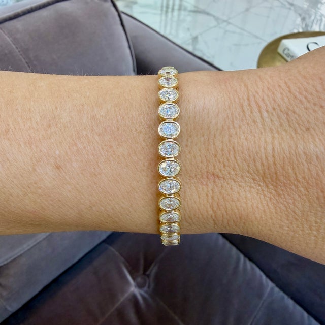 Gold 18k Yellow Gold 5.02ct Graduated Oval Bezel Diamond Hinged Bangle Bracelet For Sale - Image 8 of 8