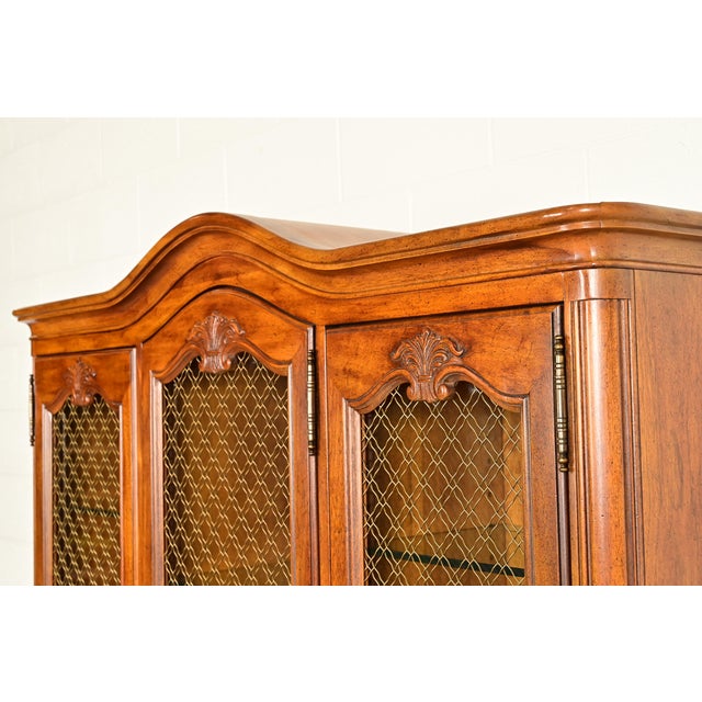 Henredon French Provincial Louis XV Carved Walnut Lighted Breakfront Bookcase Cabinet, Circa 1970s For Sale - Image 10 of 17