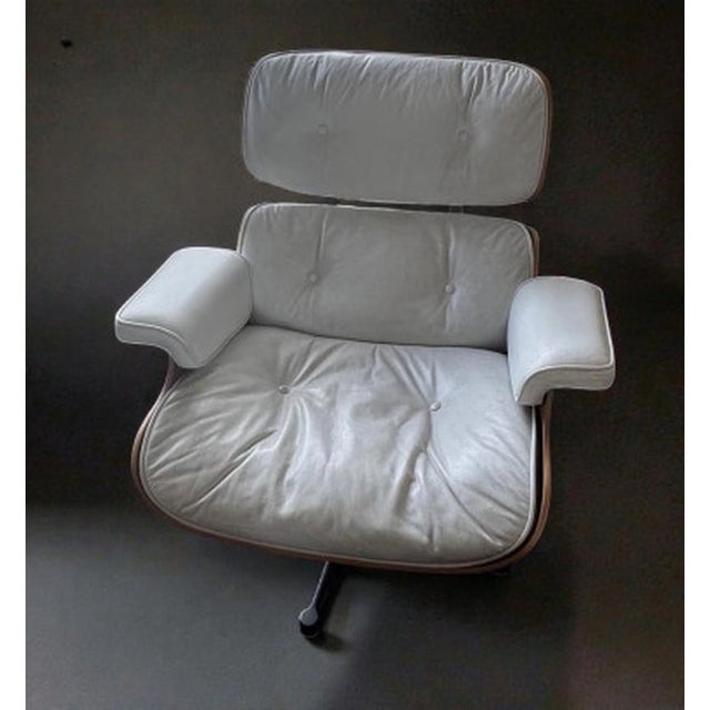 Set of Vintage Lounge Chairs in White Leather and Rosewood by Charles and Ray Eames, 1956 For Sale - Image 6 of 7