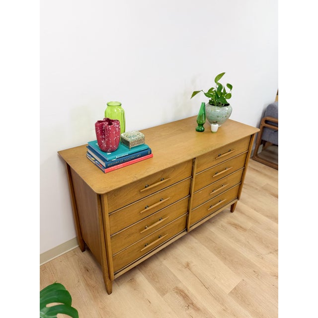 Vintage Davis Cabinet Co MCM Atomic 8 Drawer Dresser With Wood Pulls Clean Lines For Sale - Image 9 of 15
