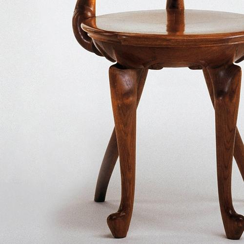 Calvet Armchair in Varnished Oak by Antoni Gaudí For Sale - Image 3 of 8