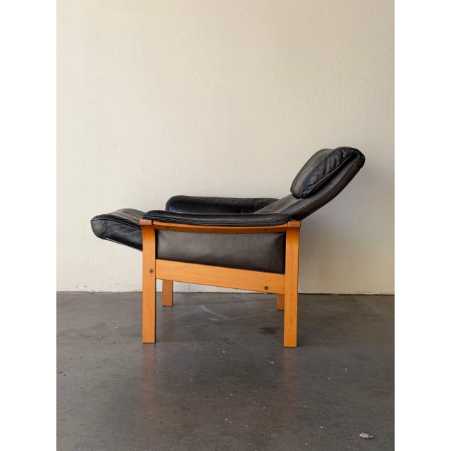 1960s Swedish Adjustable Black Leather Lounge Armchair by Göte Möbler - Mid-Century Modern Recliner For Sale In Los Angeles - Image 6 of 11