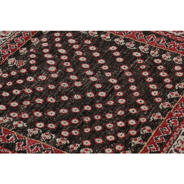 Made with a special blend of hand-knotted Ghazni wool, this 3x3 contemporary square rug from Rug & Kilim's custom-classics...