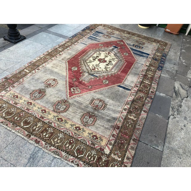 Gray 1960s Oushak Handmade Rug- 5′6″ × 9′7″ For Sale - Image 8 of 11