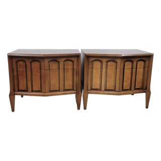1970s Romweber Burl Wood & Walnut Bow-Front Nightstands or End Tables – Pair For Sale
