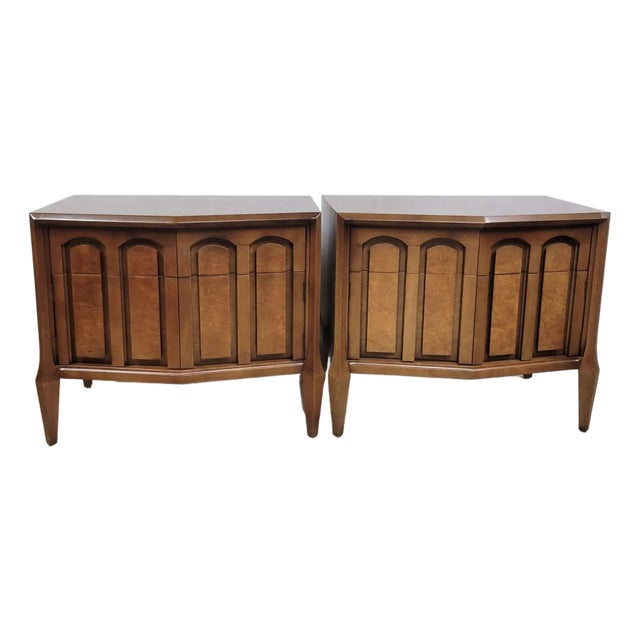 1970s Romweber Burl Wood & Walnut Bow-Front Nightstands or End Tables – Pair For Sale