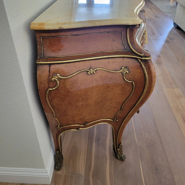 Late 19th Century French Amboyna Bombé Commode With Marble Top & Gilt-Bronze Mounts, Circa 1890 For Sale - Image 11 of 13