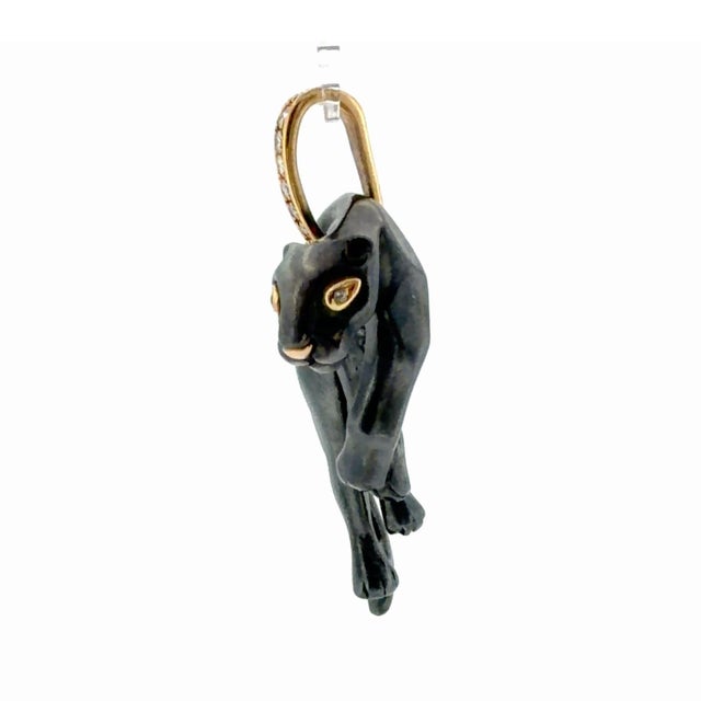 This vintage Cartier Panthère pendant is a remarkable piece that epitomizes the luxury and artistry for which the Maison...