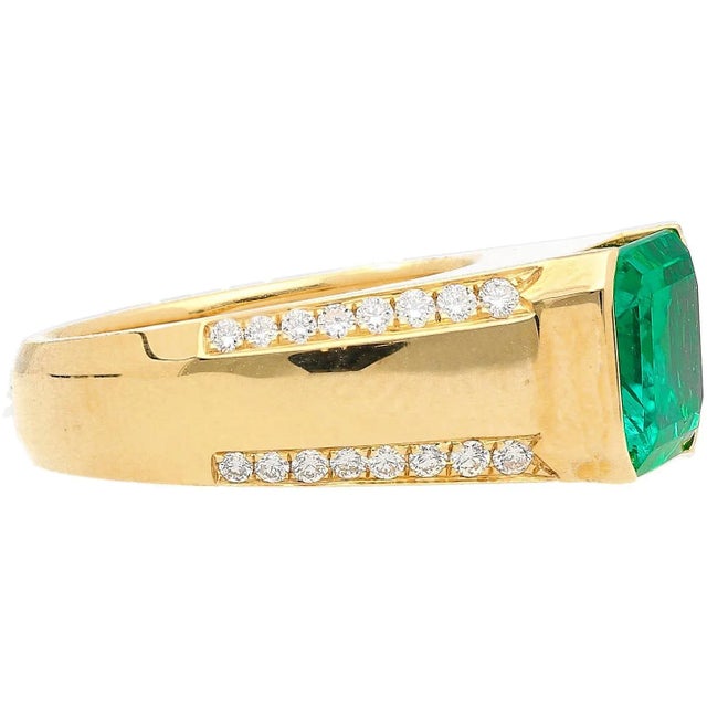 2020s Agl Cert 5.21 Carat Colombian Emerald East-West 18k Gold Unisex Ring, Size 7.5 For Sale - Image 5 of 8