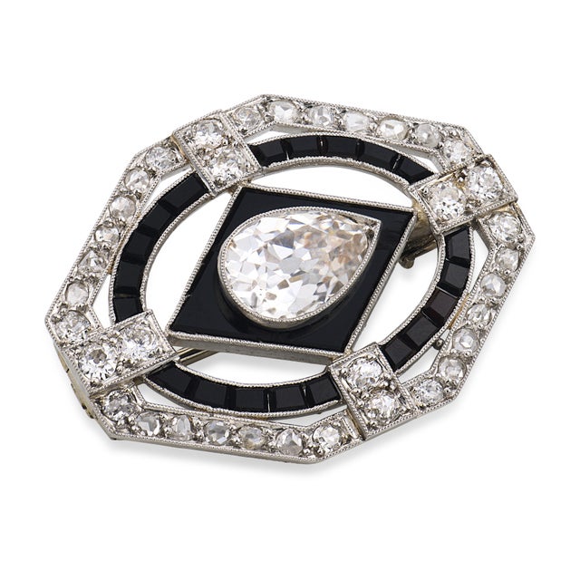 Art Deco French Art Deco 2.00 Carat Old Pear Shape Diamond Onyx Platinum Brooch For Sale - Image 3 of 6